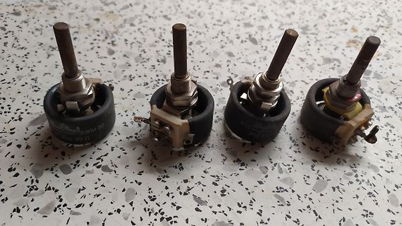Vier Potentiometer auf Tischoberfläche