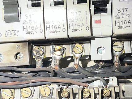 Detail einer Elektroverteilung mit Leitungsschutzschaltern