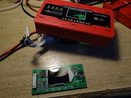 Batterieladegerät und freigelegte Leiterplatte