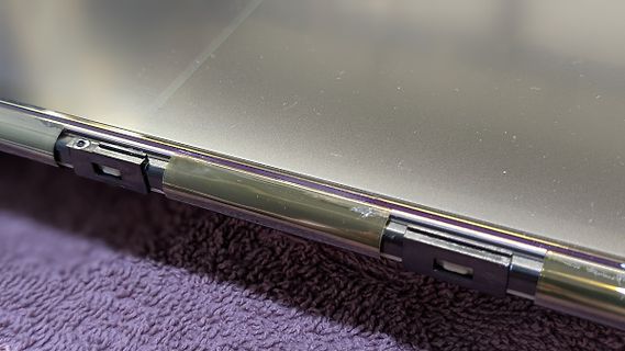 Nahaufnahme einer Gehäusekante eines elektronischen Geräts