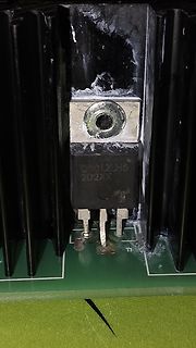 Leistungs-Transistor auf Kühlkörper montiert
