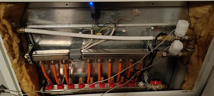 Heizungsverteiler mit Rohrleitungen und Isolierung