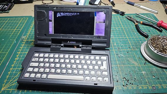 Atari Handheld-Computer auf Werkstattunterlage