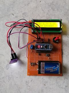Aufbau mit Mikrocontroller, LCD-Display und Batterie auf Lochrasterplatine