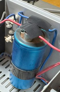 Blauer Elektrolytkondensator in einer Schaltung