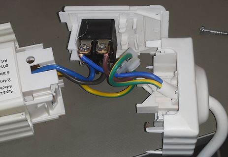 Zerlegtes Steckdosenelement mit Kabeln