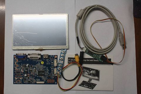 LCD-Display, Leiterplatte und Kabel auf Papier