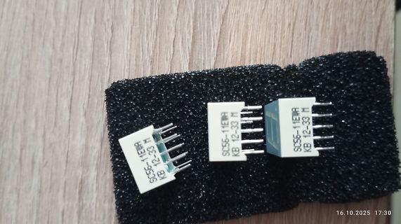 Drei elektronische Bauteile auf schwarzem Schaumstoff