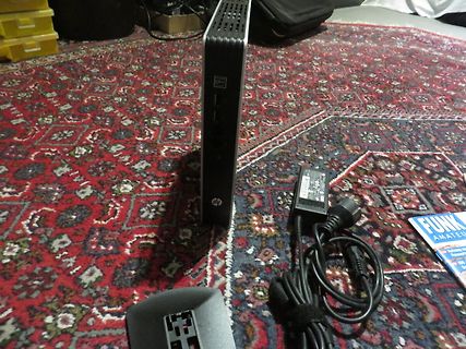 HP Mini PC mit Netzteil auf Teppich