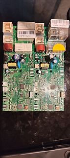 Foto einer Leiterplatte mit elektronischen Bauteilen