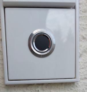 Weiße Spülmaschinentaste mit Chromring