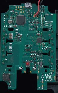 Grüne Leiterplatte mit SMD-Bauteilen und Mikrocontroller