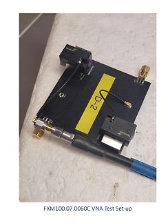 VNA Test-Setup mit Leiterplatte und Koaxialkabeln