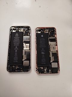 Zwei zerlegte Smartphones mit sichtbaren Akkus