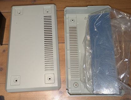 Gehäuse eines elektronischen Geräts auf Holzuntergrund