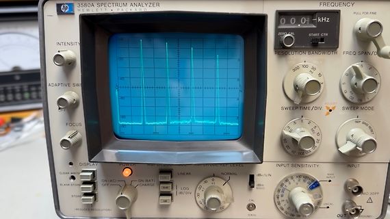 HP 3580A Spektrumanalysator mit Signalspitzen