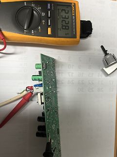 Multimeter Messung an einer Leiterplatte