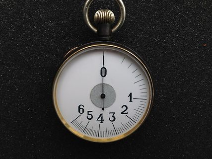 Taschenuhr mit weißem Zifferblatt