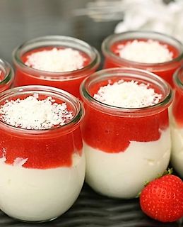 Erdbeer-Dessert in Gläsern mit Kokosraspeln