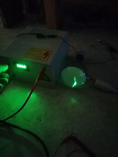 Hochspannungsnetzteil mit leuchtender Glühbirne