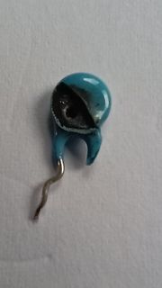 Defektes blaues Bauteil mit Gehäusebruch