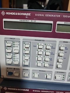 Nahaufnahme eines Rohde & Schwarz Signalgenerators