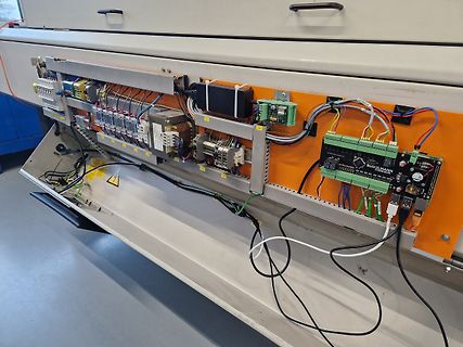 Offene Steuerungseinheit mit Elektronikkomponenten und Verkabelung