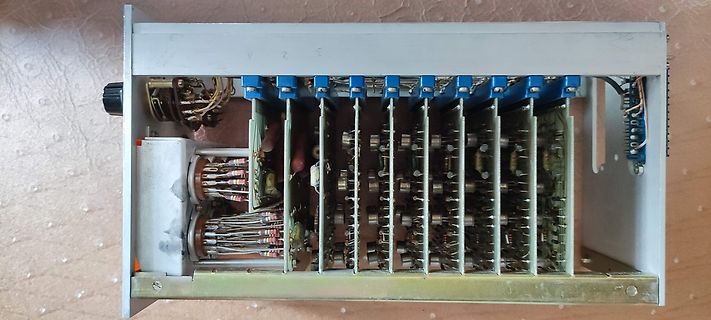 Innenansicht eines elektronischen Geräts mit mehreren Platinen