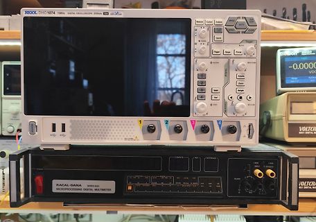 Oszilloskop und Digitalmultimeter auf einem Arbeitstisch