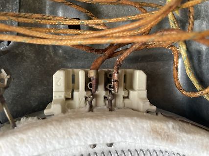 Verdrahtung eines elektrischen Bauteils mit braunen Kabeln