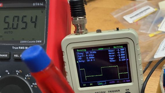 Multimeter und tragbares Oszilloskop auf Arbeitstisch