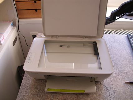 Ein weißer Drucker auf einem Tisch