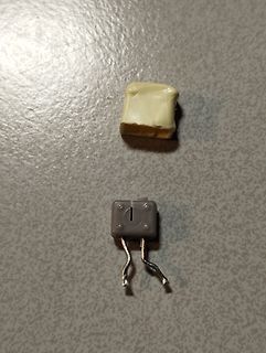 Elektronikbauteile auf Untergrund
