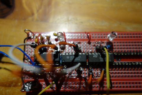 Aufbau auf Lochrasterplatine mit Mikrocontroller und LEDs