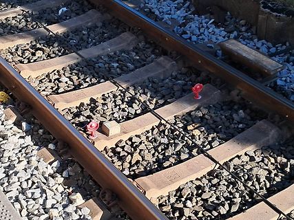 Eisenbahnschienen auf Schotterbett