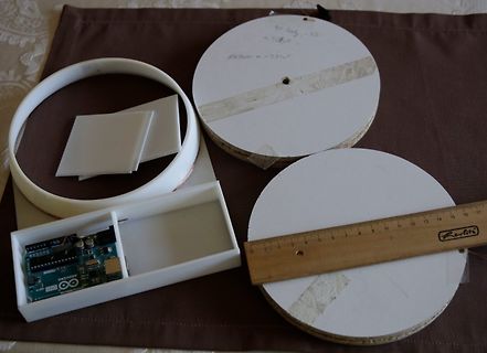 Arduino Uno und Bastelmaterial auf Tisch