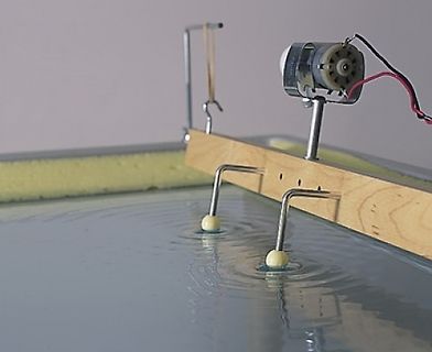 Experimenteller Aufbau mit Motor und Wasserwellen