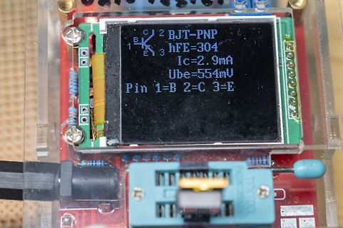 Messung eines BJT-PNP Transistors auf einem LCD-Display