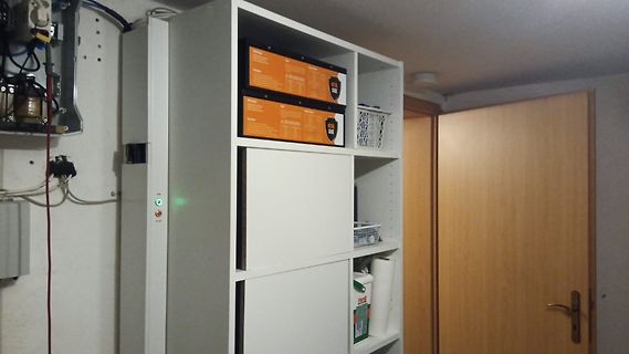 Regal mit Aufbewahrungsboxen und Elektroinstallation