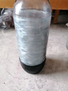 Plastikflasche mit weißem Inhalt