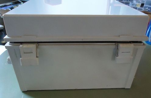 Weiße Kunststoffbox mit Verschlüssen