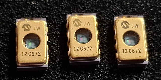 Drei goldene Halbleiterbauteile mit JW Aufdruck
