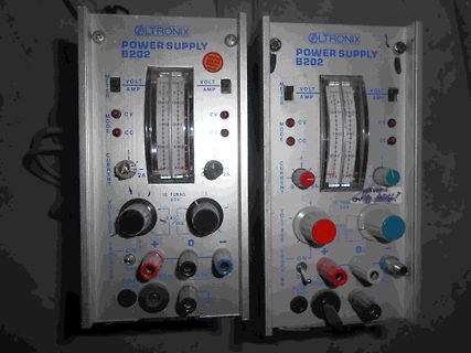 Zwei Oltronix B202 Labornetzteile