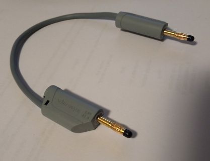 Graues Kabel mit zwei Steckern