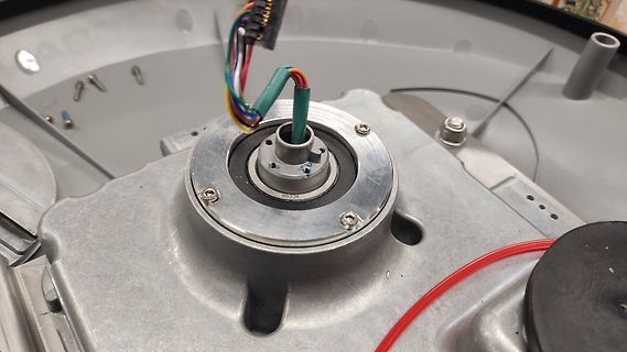 Innenansicht eines Motors mit Kabelverbindung