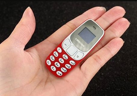 Rotes Mini-Mobiltelefon in einer Hand