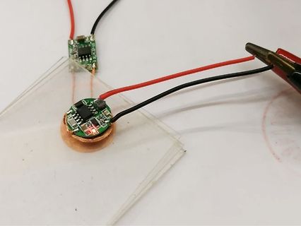 Elektronischer Aufbau mit kleinen Platinen und Kabeln