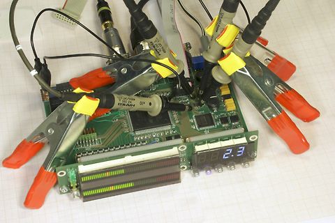 Elektronik-Aufbau mit Messleitungen und Display