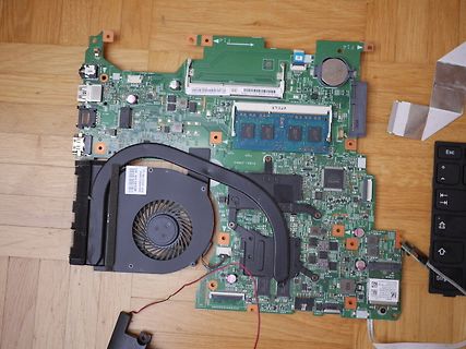 Hauptplatine eines Laptops mit Lüfter und RAM