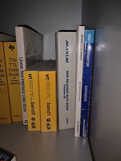 Bücherstapel mit Elektronik-Datenbüchern